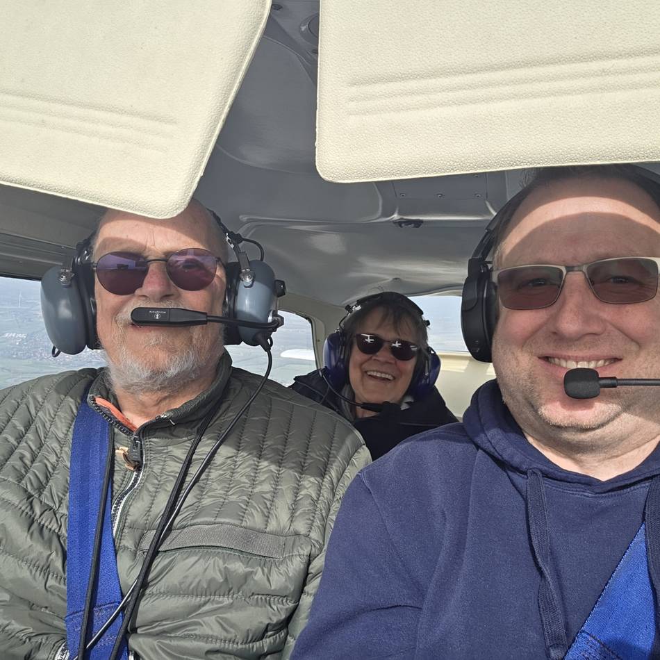 Flug über Orte und Erinnerungen: Leverkusener Vereinspilot erfüllt schwerstkrankem Mann letzten Wunsch