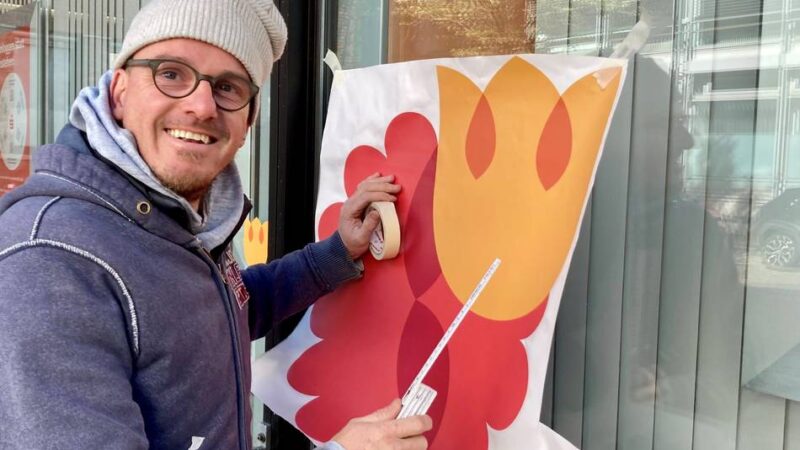 Floraler Auftakt in Neuss: 42 Schaufenster bekommen Blumenmotive der Landesgartenschau