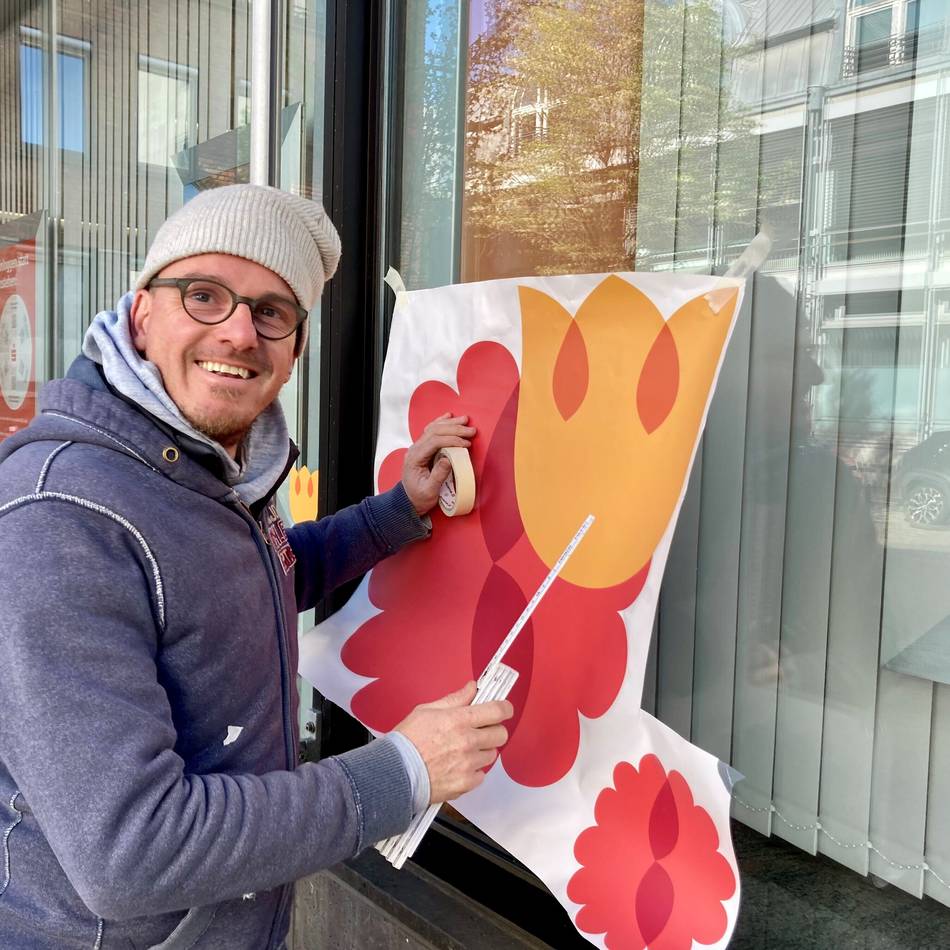 Floraler Auftakt in Neuss: 42 Schaufenster bekommen Blumenmotive der Landesgartenschau