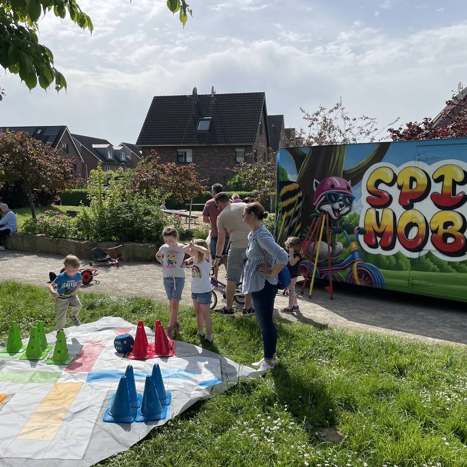 Spielmobil in Moers: Roller, Mooncars und Sandbagger touren durch die Stadt
