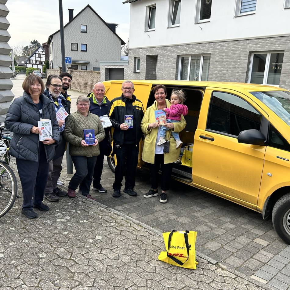 Aktion in Rommerskirchen: Postbote verwandelt Zustellfahrzeug in rollenden Bücherbus