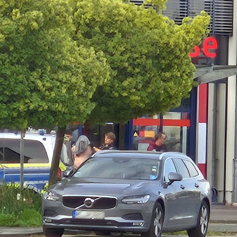 Großeinsatz in Rommerskirchen: Mit Reizgaspistole bedroht – SEK stürmt Sparkasse