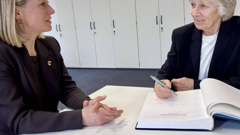 Ehrung in Moers: Fußball-Pionierin trägt sich ins Goldene Buch der Stadt ein