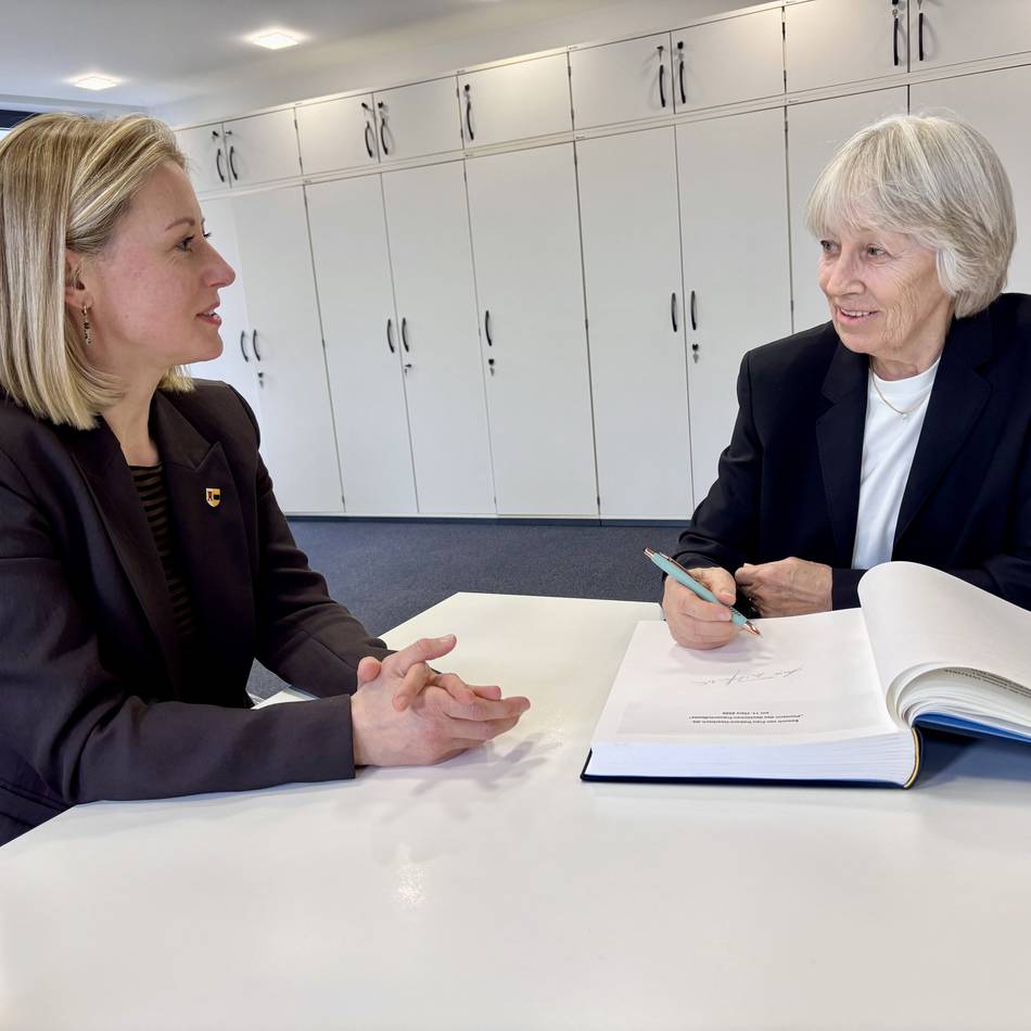 Ehrung in Moers: Fußball-Pionierin trägt sich ins Goldene Buch der Stadt ein