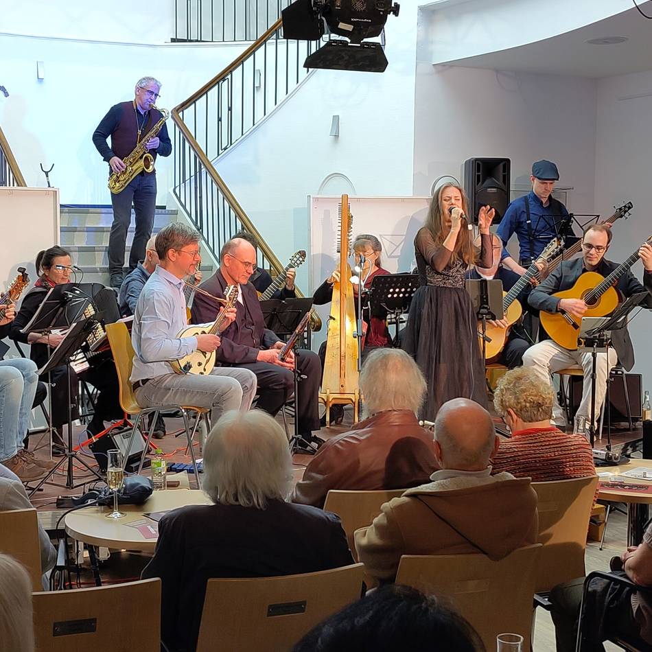 Multikulturelle Gruppe „Al Watan“ in Hückeswagen: Konzerterlebnis im Haus Zach – musikalische Heimat ohne Grenzen