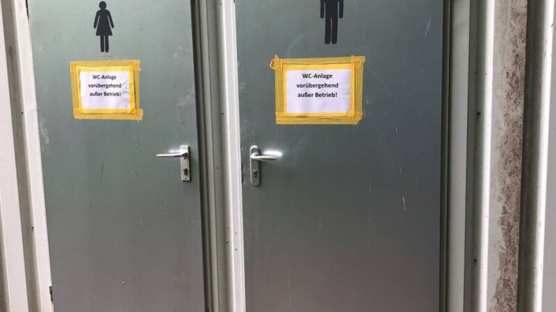 Liegewiese an Hückeswagener Bever-Talsperre: Bever-WC bleibt gesperrt – Dixi-Klos müssen an „Zorniger Ameise“ aushelfen