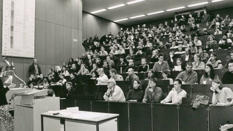 Archiv der Düsseldorfer Universität: Partys, Proteste und ein goldener Rektormantel – ein Streifzug durch die Geschichte der Heine-Uni