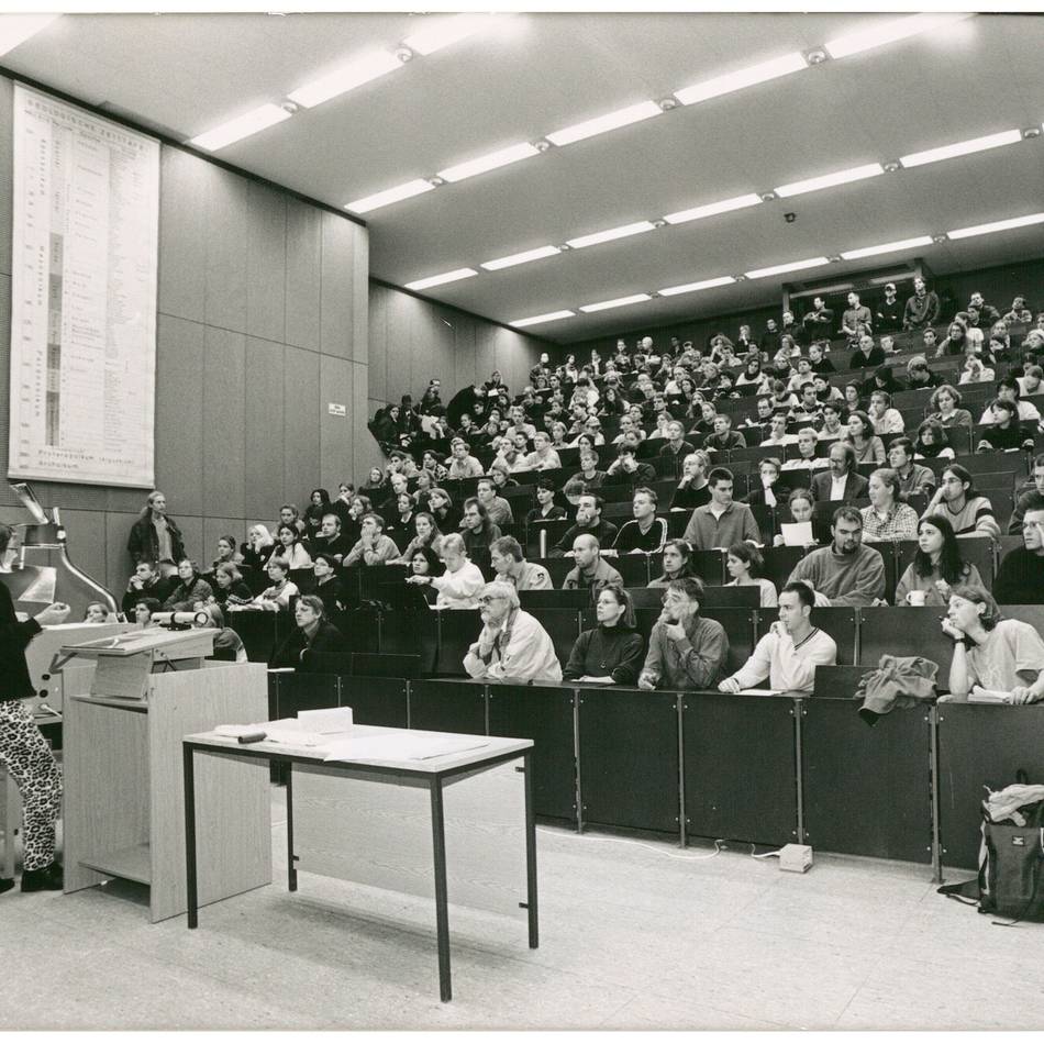 Archiv der Düsseldorfer Universität: Partys, Proteste und ein goldener Rektormantel – ein Streifzug durch die Geschichte der Heine-Uni