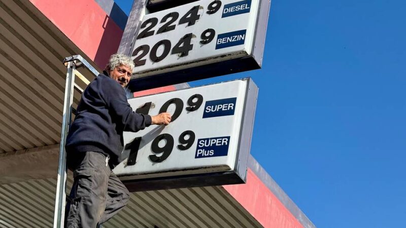 In Neuss werden die Spritpreise noch per Hand gewechselt: „Das ist eben noch Oldschool“