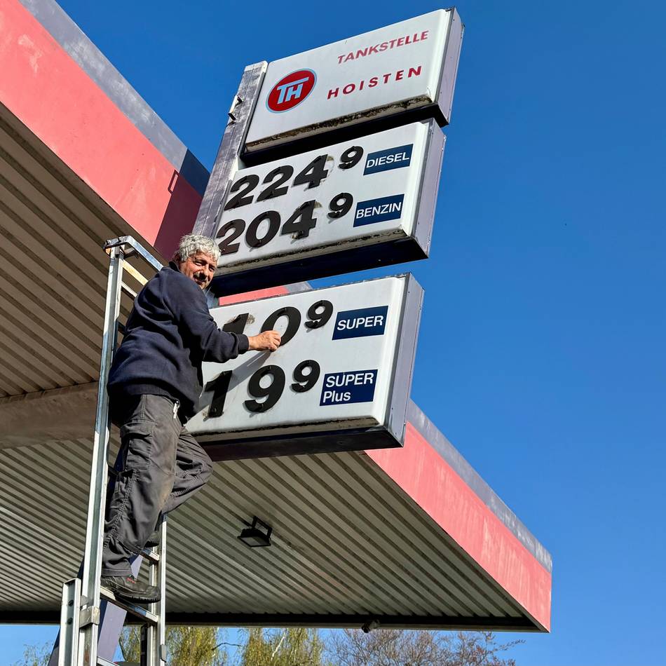 In Neuss werden die Spritpreise noch per Hand gewechselt: „Das ist eben noch Oldschool“