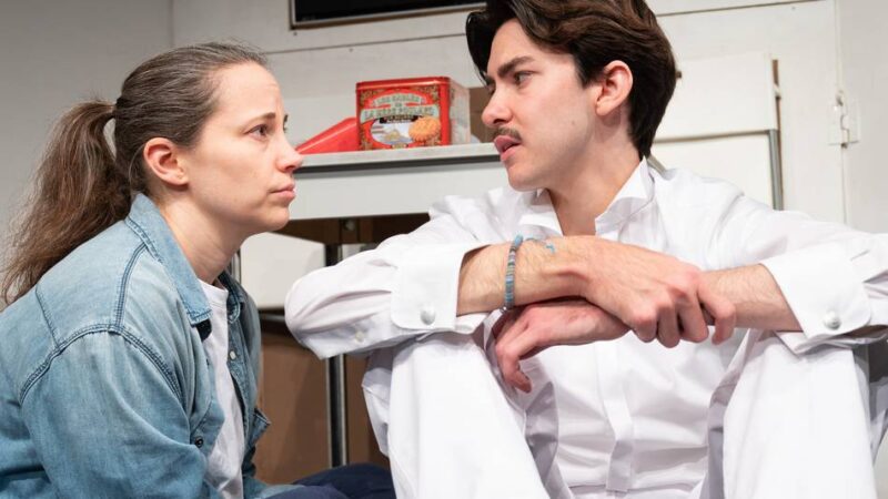 Zwischen Bunker und Brauchtum: „Der letzte Schütze“ feiert Premiere im Theater am Schlachthof