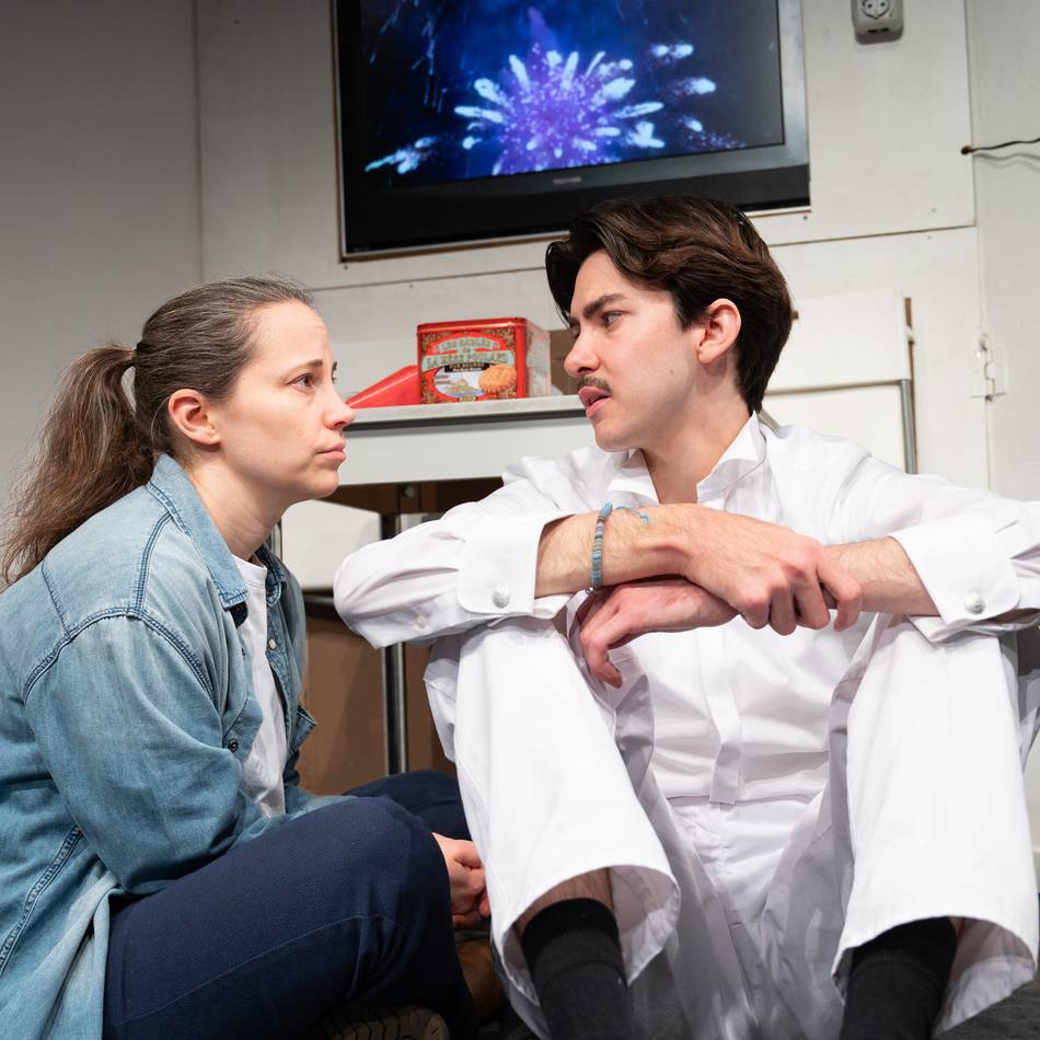 Zwischen Bunker und Brauchtum: „Der letzte Schütze“ feiert Premiere im Theater am Schlachthof