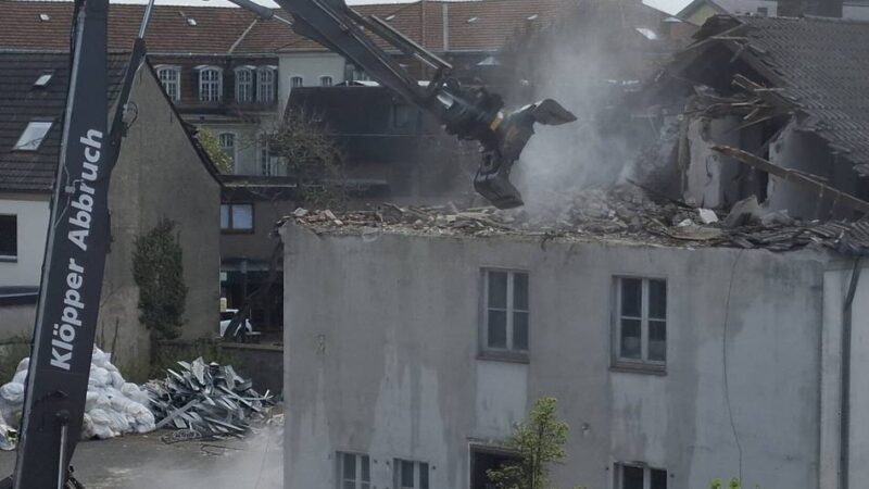 Bauarbeiten in der Reeser Innenstadt: Die alte Post wird abgerissen