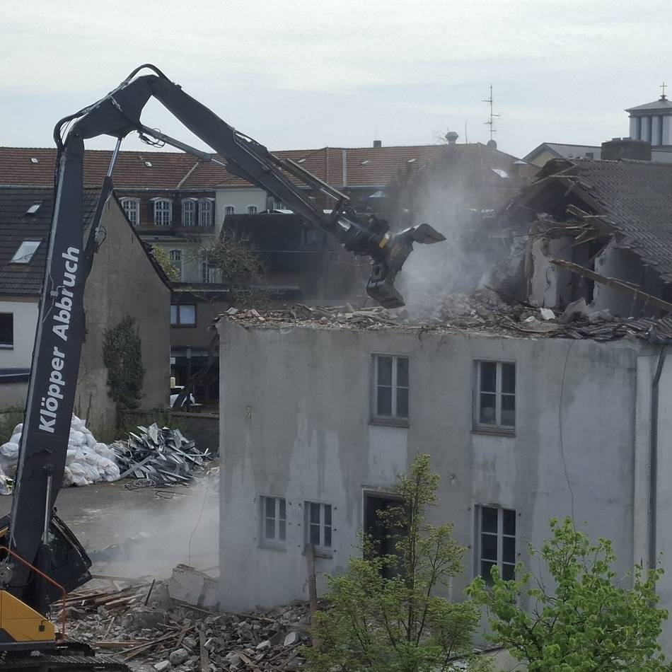 Bauarbeiten in der Reeser Innenstadt: Die alte Post wird abgerissen