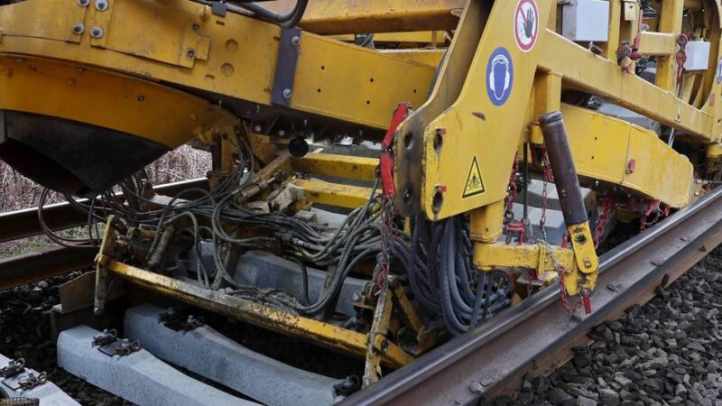 Bahn-Großbaustelle bei Leverkusen: Gelber Riese schafft 1600 Meter Schienen pro Tag