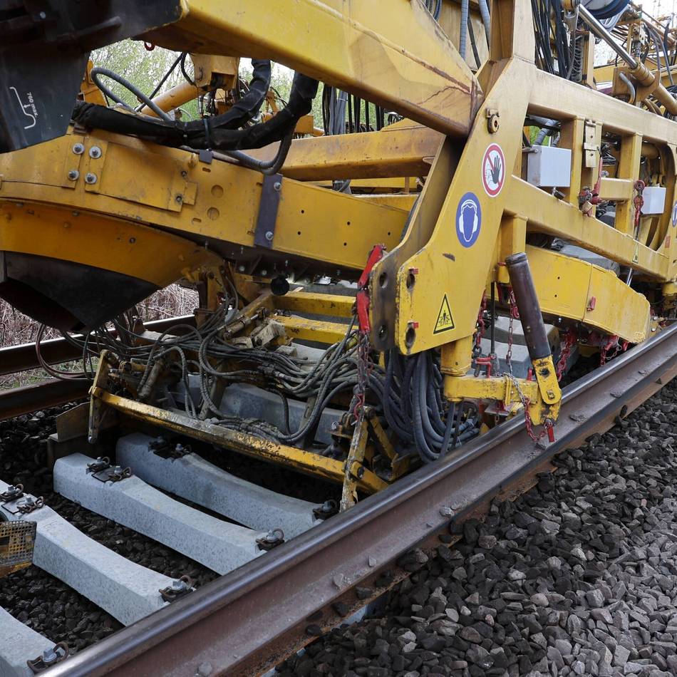 Bahn-Großbaustelle bei Leverkusen: Gelber Riese schafft 1600 Meter Schienen pro Tag