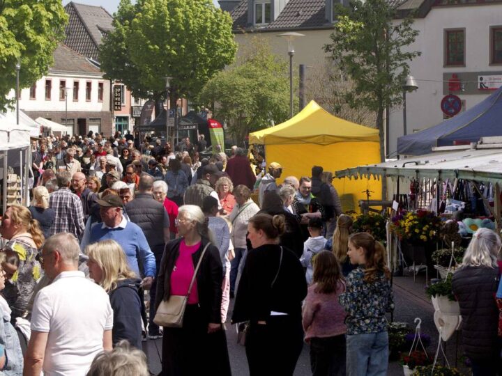 Voller Ortskern bei Sonnenschein: Frühlingsfest lockt Tausende nach Alpen