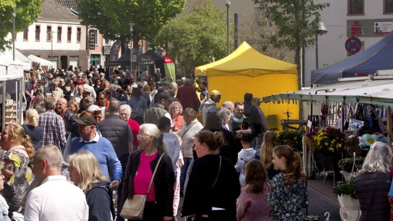 Voller Ortskern bei Sonnenschein: Frühlingsfest lockt Tausende nach Alpen