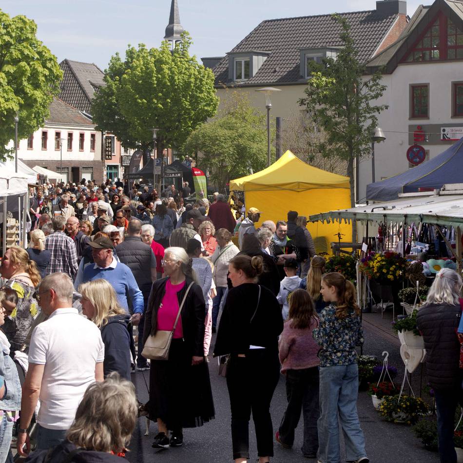 Voller Ortskern bei Sonnenschein: Frühlingsfest lockt Tausende nach Alpen