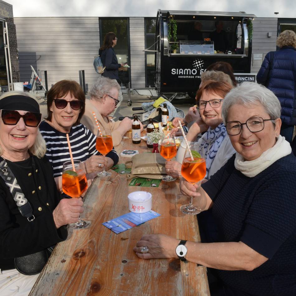 Erst pflanzen, dann essen und tanzen: So lecker war das Streetfood-Festival zum Neusser Laga-Auftakt