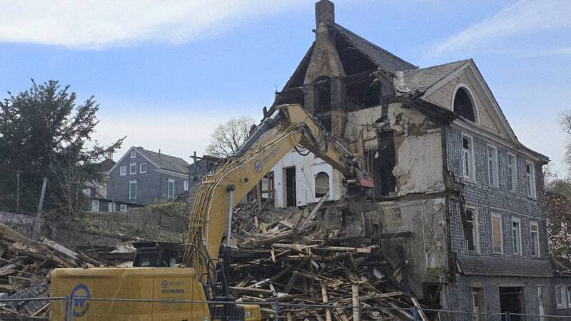 Marodes Hückeswagener Haus: Friedrichstraße 11-15: Abriss ist gestartet