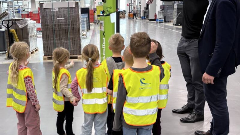 Firma Gira in Radevormwald: „Forschergiraffen“ erkunden die Arbeitswelt ihrer Eltern