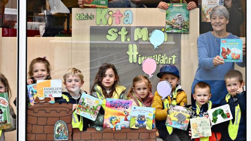 Hückeswagener Familienzentrum: Katholischer Kindergarten will Gütesiegel – und dekoriert dafür Schaufenster