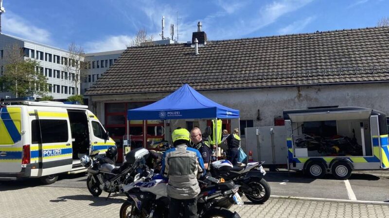 Kontrollaktion der Polizei Rhein-Berg: Zu laut, zu schnell – Polizei stellt mehrere Motorräder sicher