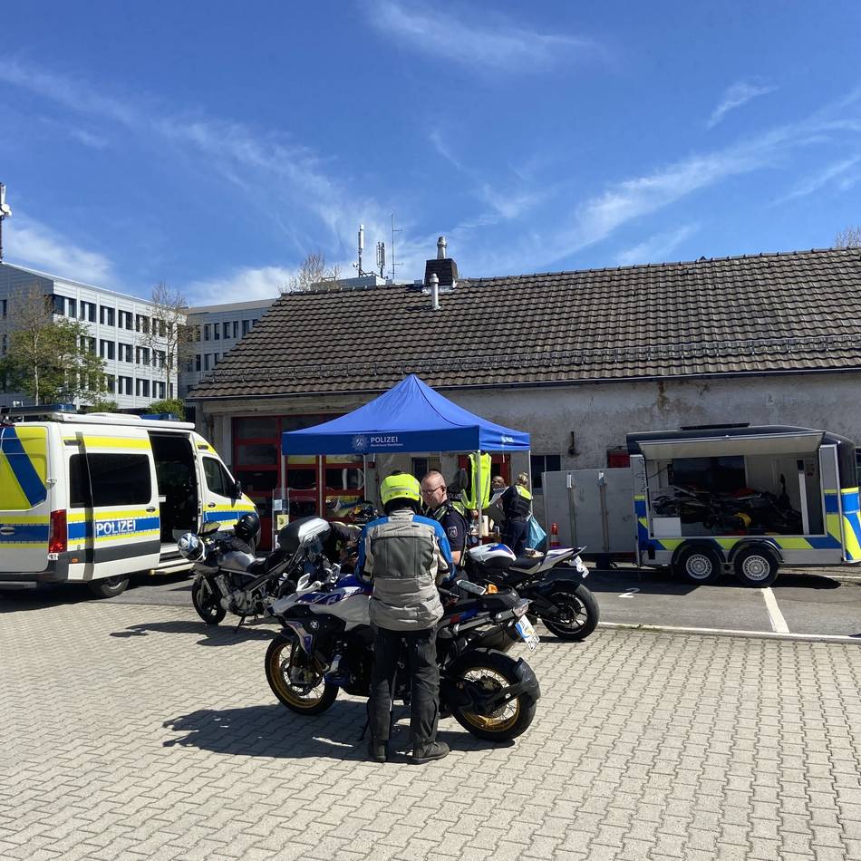 Kontrollaktion der Polizei Rhein-Berg: Zu laut, zu schnell – Polizei stellt mehrere Motorräder sicher