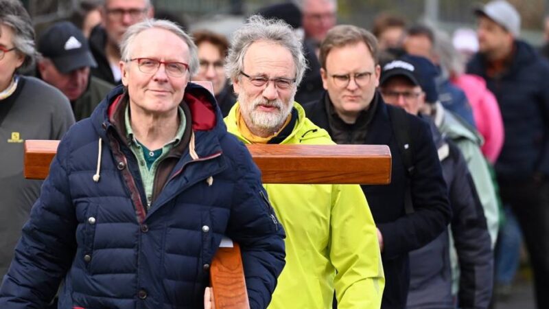 Kirchengemeinden in Radevormwald: Ökumenischer Kreuzweg zum Innehalten
