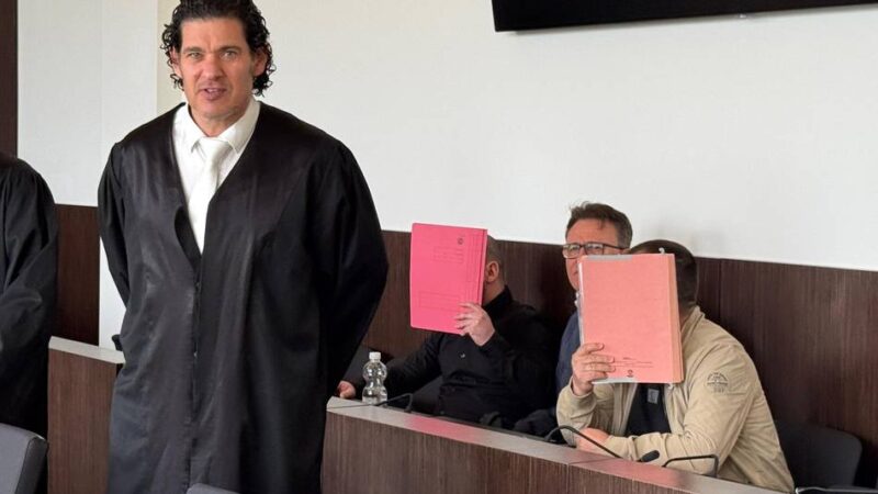 Vater und Sohn vor Gericht: Cannabis-Prozess – „Habe Geld gebraucht, um Schulden bei der Mafia zu zahlen“