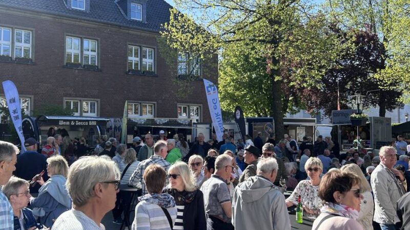Stabile Getränkepreise: Rappelvoll zum Auftakt – Feierabendmarkt startet sonnig in die neue Saison