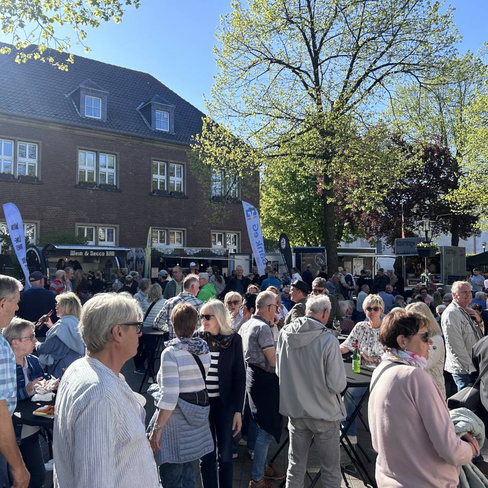 Stabile Getränkepreise: Rappelvoll zum Auftakt – Feierabendmarkt startet sonnig in die neue Saison