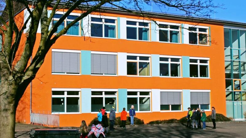 Hälfte der Kinder im Distanzunterricht: Drei WCs für 190 Kinder – Toiletten-Engpass an Stürzelberger Grundschule