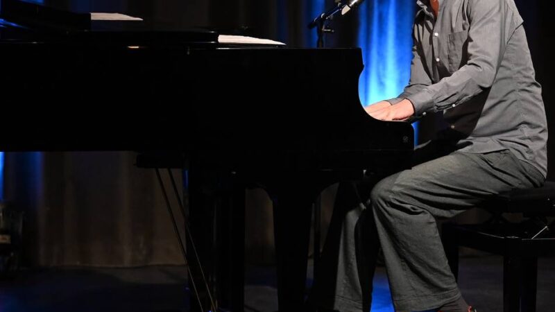 Kattwinkelsche Fabrik in Wermelskirchen: Kabarettist lässt Publikum nicht aus der Beklemmung