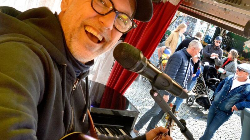 So war der erste „Markt mit Musik“ 2026: Lou Dynia begeistert mit Wohnzimmerkonzert auf dem Münsterplatz