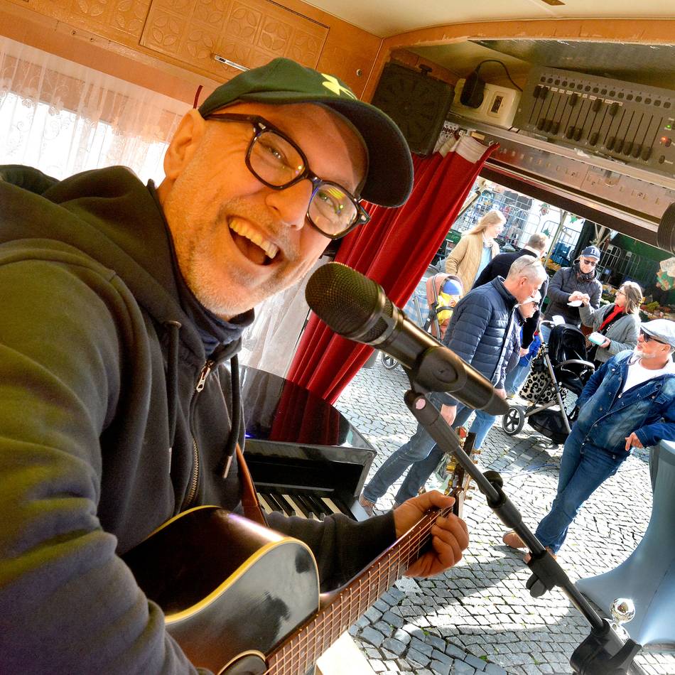 So war der erste „Markt mit Musik“ 2026: Lou Dynia begeistert mit Wohnzimmerkonzert auf dem Münsterplatz