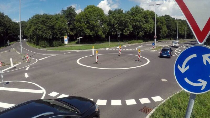 Paragrafendschungel in Leverkusen: Ortsschild verhindert Entsiegelung – Kreisel müsste sogar größer werden