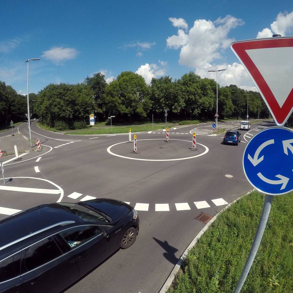 Paragrafendschungel in Leverkusen: Ortsschild verhindert Entsiegelung – Kreisel müsste sogar größer werden