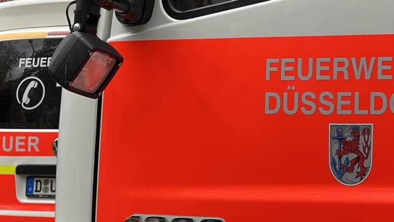 Lebensgefährlich verletzt: Feuerwehr rettet Mann aus brennender Wohnung in Düsseldorf