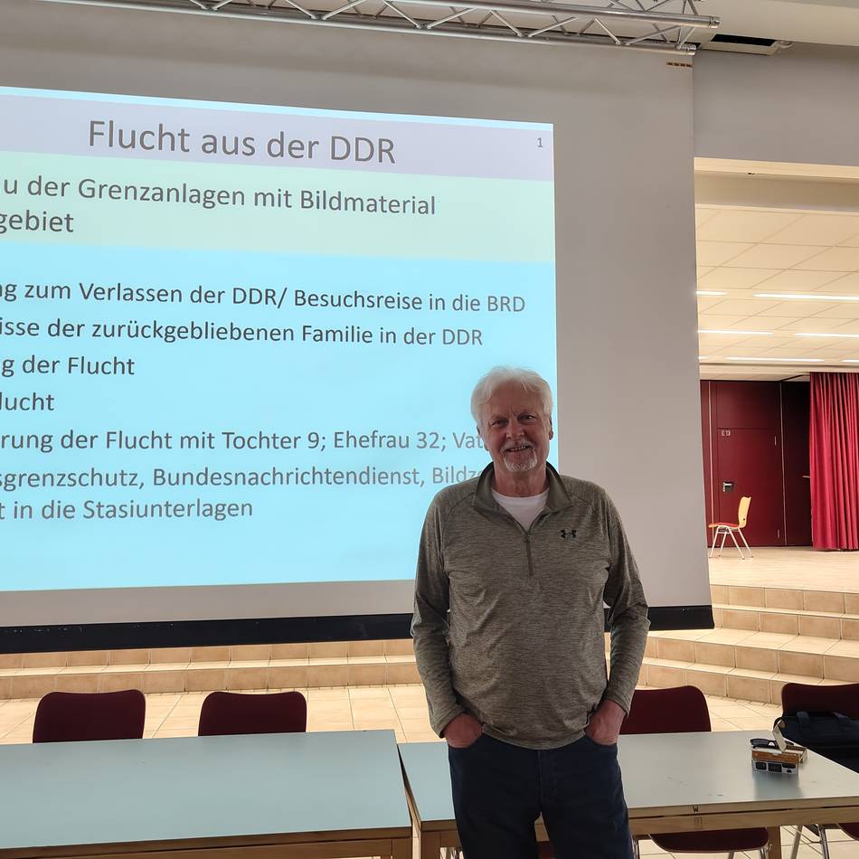 Zeitzeuge erzählt Neusser Gymnasiasten von spektakulärer DDR-Flucht: „Überall waren Gitter, die ich durchsägen musste“
