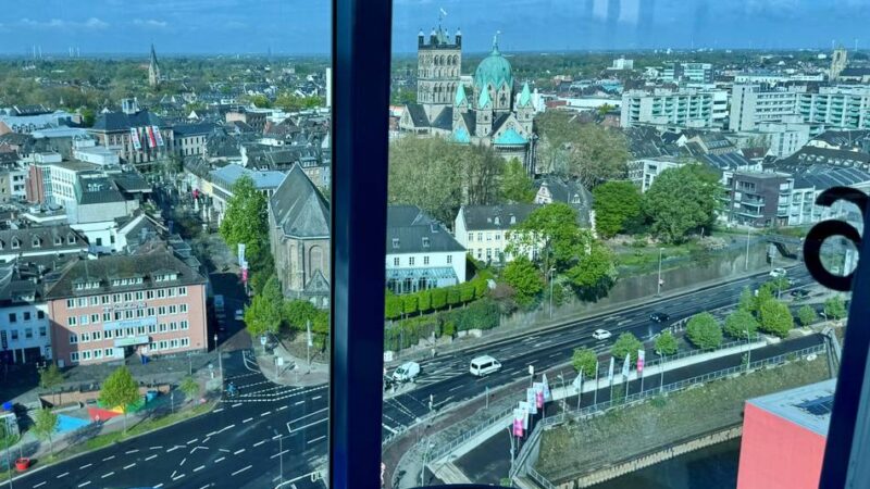 Erste Fahrt mit dem „Sky Lounge Wheel“: Ausblick vom Neusser Laga-Riesenrad – auf Augenhöhe mit Quirinus