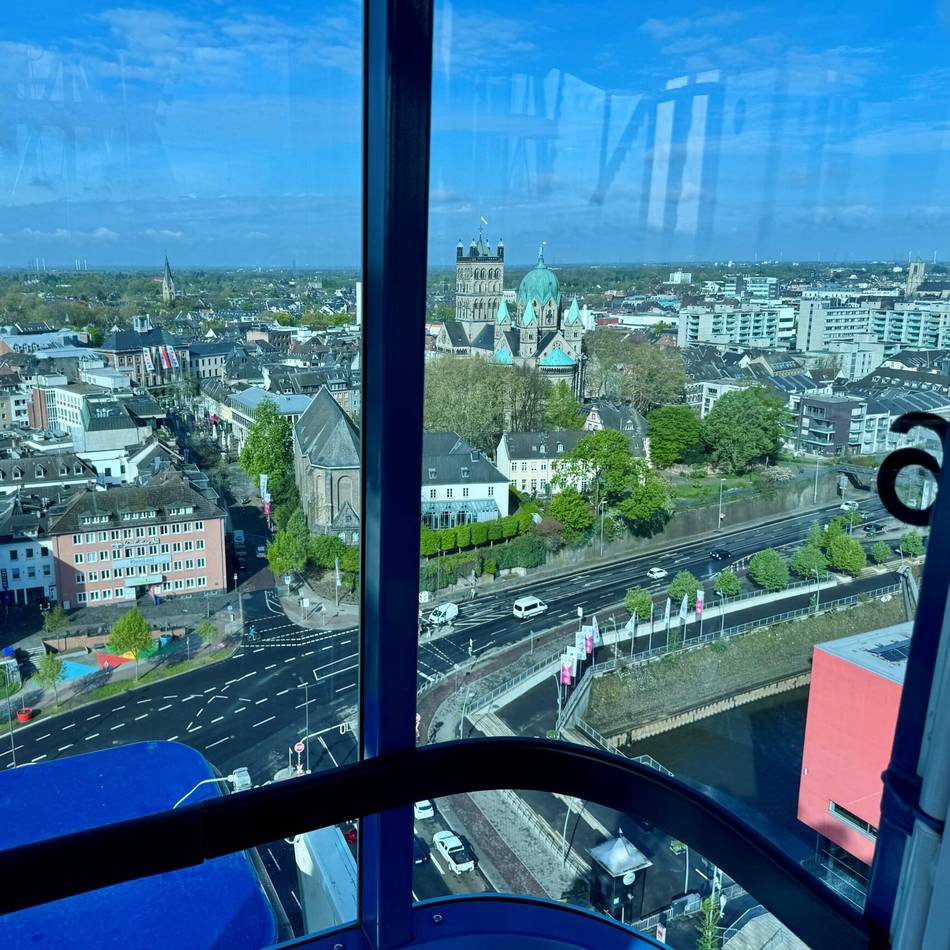 Erste Fahrt mit dem „Sky Lounge Wheel“: Ausblick vom Neusser Laga-Riesenrad – auf Augenhöhe mit Quirinus