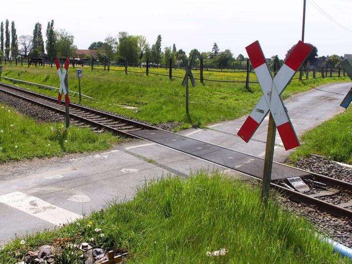 Dritter Unfall in diesem Jahr: Erneut Zusammenstoß an Bahnübergang in Alpen – Auto kollidiert mit Zug