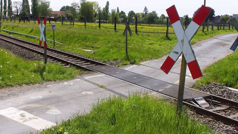Dritter Unfall in diesem Jahr: Erneut Zusammenstoß an Bahnübergang in Alpen – Auto kollidiert mit Zug