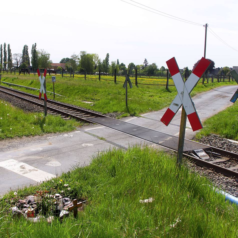 Dritter Unfall in diesem Jahr: Erneut Zusammenstoß an Bahnübergang in Alpen – Auto kollidiert mit Zug