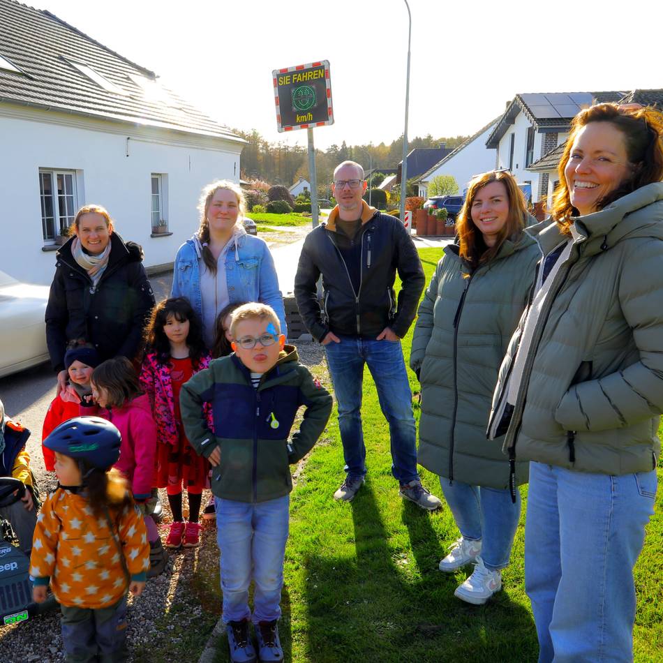 Anwohner sammeln Unterschriften: Alpener machen auf Raser an der Rheinberger Straße aufmerksam