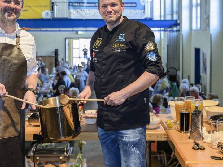 Offener Schlagabtausch auf der Bühne: Eddy the Butcher vs. Bürgermeister Lierenfeld: Wer macht die bessere Currywurst?
