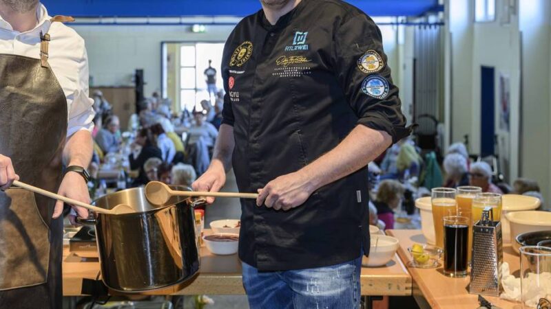 Offener Schlagabtausch auf der Bühne: Eddy the Butcher vs. Bürgermeister Lierenfeld: Wer macht die bessere Currywurst?