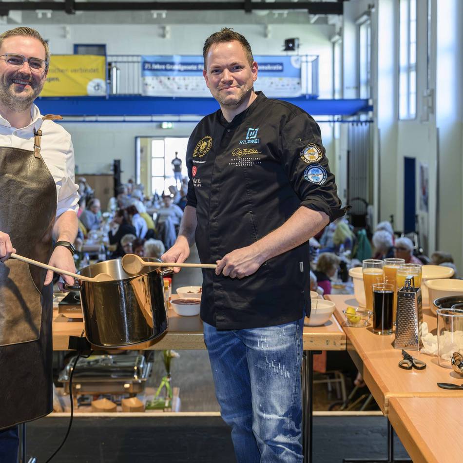 Offener Schlagabtausch auf der Bühne: Eddy the Butcher vs. Bürgermeister Lierenfeld: Wer macht die bessere Currywurst?